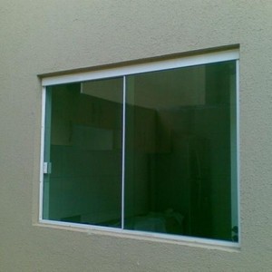 Instalação de porta de vidro temperado